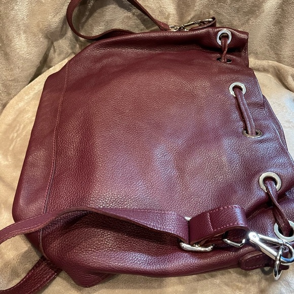 ✨ Roots Burgundy Leather Shoulder Bag with Drawstring Closure - Picture 5 of 8